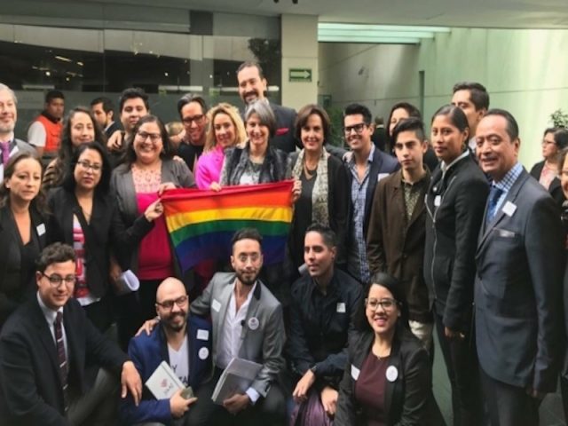 Cárcel a responsables de terapias que dicen «curar» la homosexualidad; proponen senadores