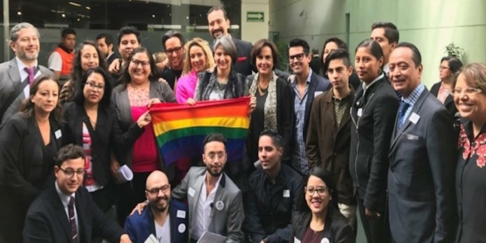 Cárcel a responsables de terapias que dicen “curar” la homosexualidad; proponen senadores