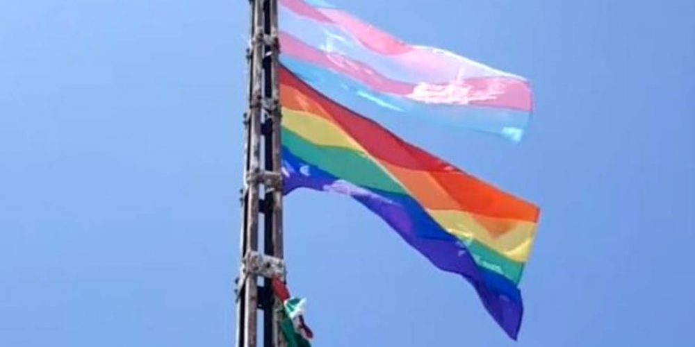 Colocan banderas LGBT en el Cerro de la Silla