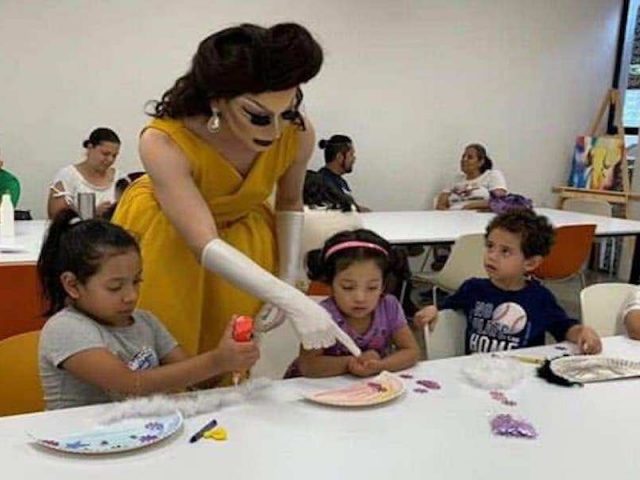 Diputado se indigna porque drag queens dan clases a niños