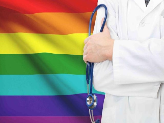 Médicos podrán negarse a atender comunidad LGBT en Nuevo León