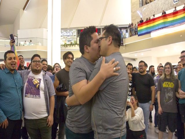 #LoveisLove: Protestan contra la homofobia en Monterrey con un ‘besotón’