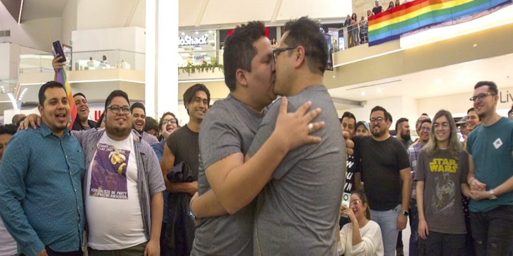 #LoveisLove: Protestan contra la homofobia en Monterrey con un ‘besotón’