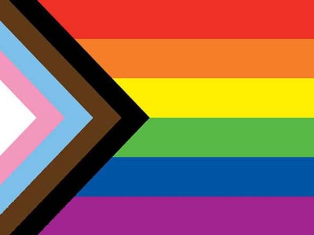 Nueva bandera LGBT+: ¿por qué cambió y que significan sus colores?