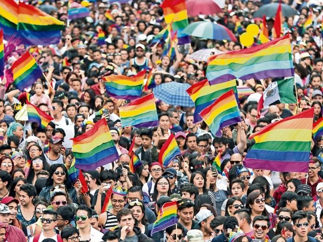 El movimiento LGBT ha sido usado para que olvidáramos la desigualdad social: AMLO